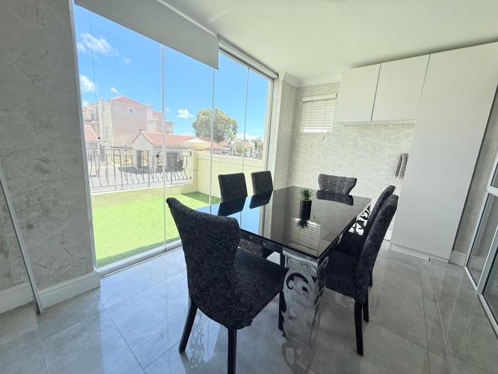 Italian luxe 6 sleeper apartment near canal walk