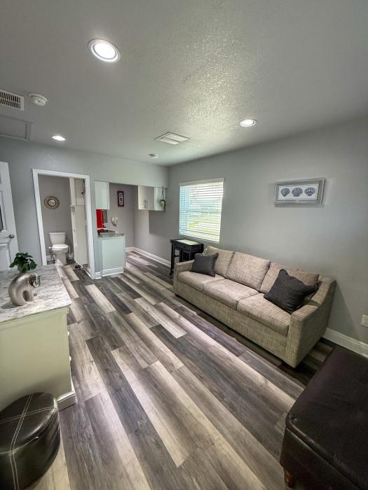 Modern Tampa studio full Kitchen & great location