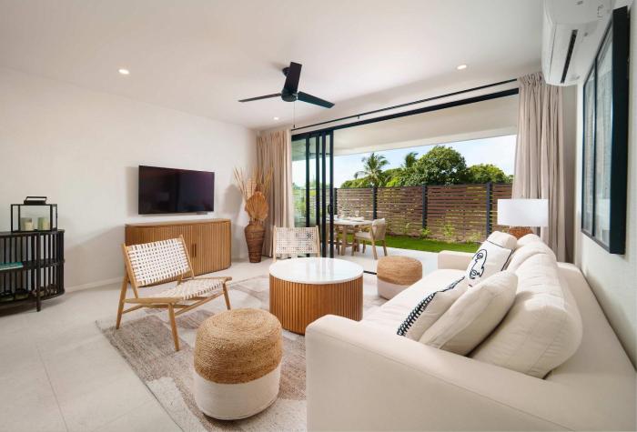 Wooden Tone LUX 2BR Walk to Beach Sky Pool Deck