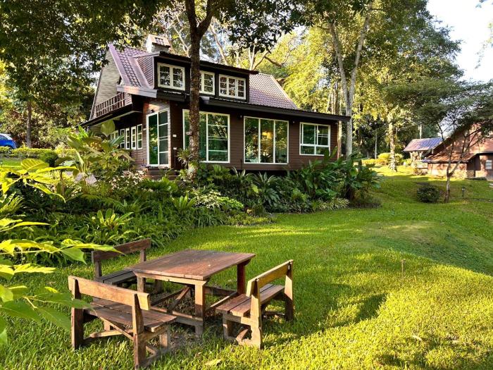 Green Bird Cabin at Doi Inthanon National Park