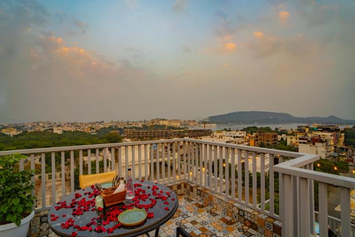 MAYAS MANOR - A Lake View Hotel