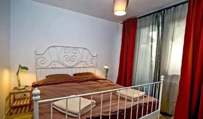 Lovely 2BR in Citys Heart with Parking spot