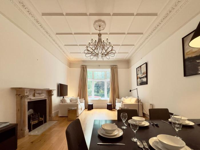 Grand South Ken Sanctuary with Fire Place & SuperKing Beds
