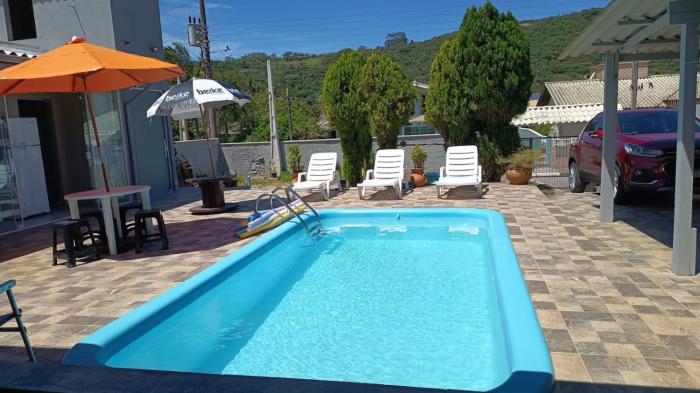 Casa na Pinheira com piscina e 2 suítes