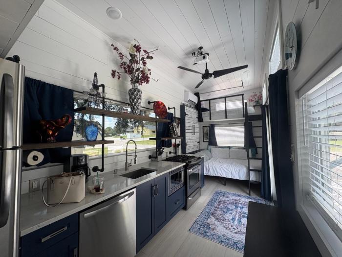 Tiny Hamptons, No Pet Fees, Main Floor Bed!
