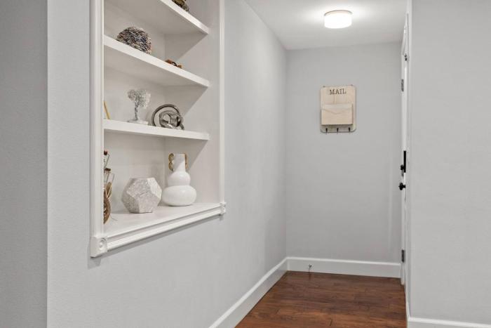 Luxury home w yard + parking