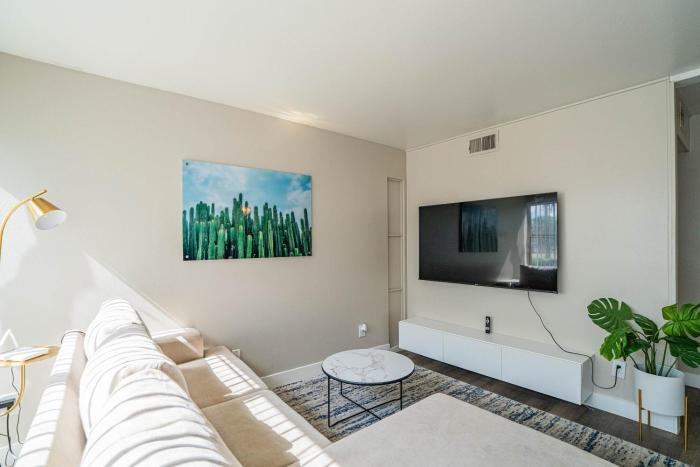 Spacious 2 Bedroom, 2 Bath, Pool, Free Parking, Gym