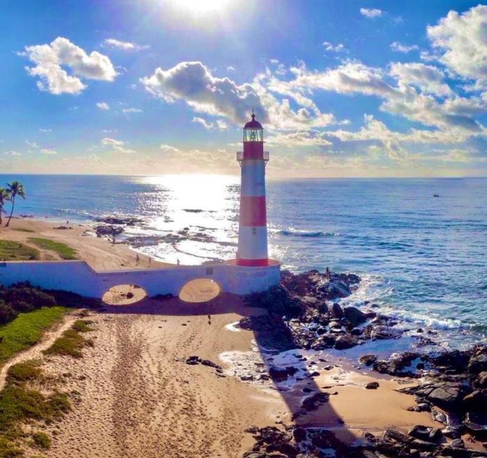 Sob o Brilho do Farol de Itapuã