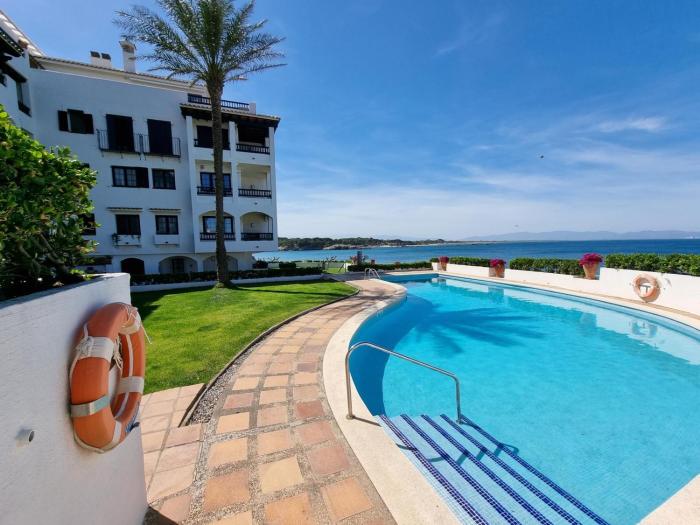 Apartamento acogedor con terraza privada y piscina comunitaria en LEscala - HISP-236-108