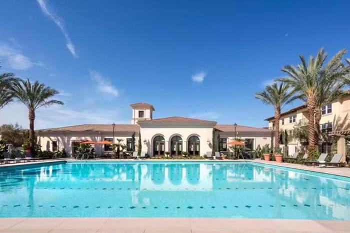 Stylish 2BR Foothill Escape in Irvine