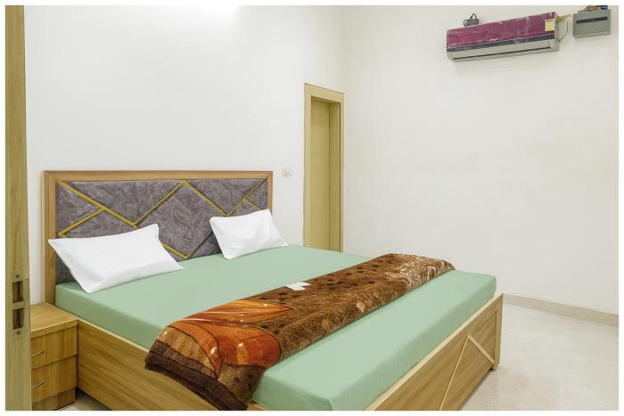 Surya Nagar Hotel M - Residency Near Baba Ji Gurudev Mandir- Sri Krishna Janmabhoomi - Room Service and Parking facilities - Fully Air conditioning Luxuary Room - Top Rated Hotel In Mathura