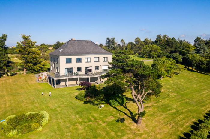 Stunning sea views, sea 100 m away, very large garden