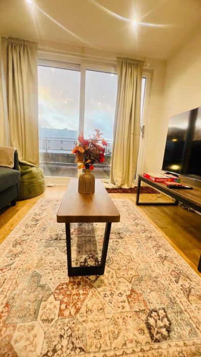 City Luxury Penthouse with Living Area & Rooftop Terrace