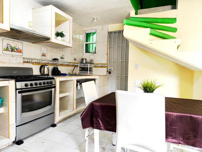 Casa completa a 8 min de centro convenciones y 3 de plaza FORUM