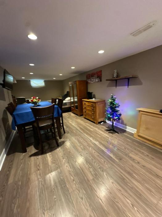 Cozy 2 Beds Basement Suite