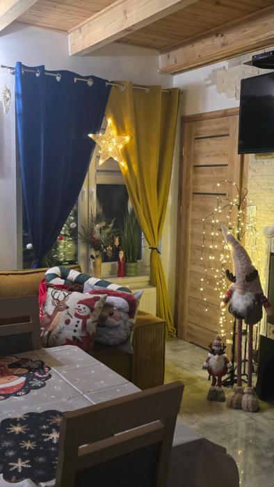 Domki na zielonej łące