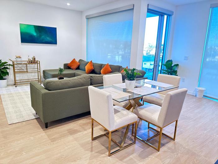 Luxury 2BD 2BA with Roof Top Pool, Hot Tub & Gym