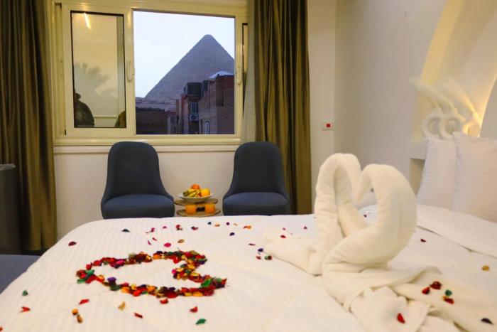 Happy House Pyramids View