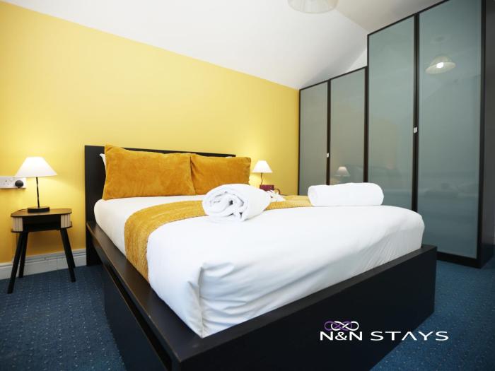 Pentre Place By N And N Stays, Contractor Friendly accommodation, Great disc for monthly stays, Close to Principality Stadium, Town Centre and Train Station, Parking and Fast Wifi