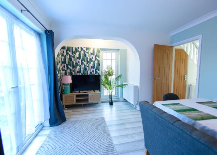 Bright & Airy 4x Bed House with Parking