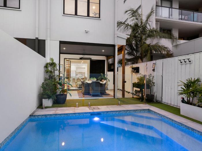 3 Bed Coastal Escape, Pool, 1 Minute walk to Beach