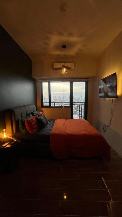 Newly Renovated Sunset View Unit with Balcony - Near Salcedo & RCBC Makati! Sleeps up to 3