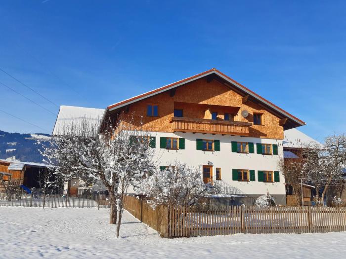 Bauernhof Finkel - Ferienwohnungen mit Balkon - Bergsicht - Traktor mitfahren - Tiere streicheln - entspannter Familienurlaub - zentrale Lage nahe Oberstdorf