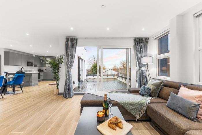 Finchley Penthouse | Sleeps 8 | Long Stay Discount | LDN