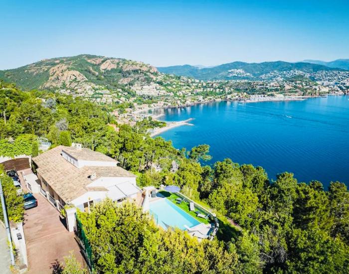 Beachfront holiday home panoramic dea view