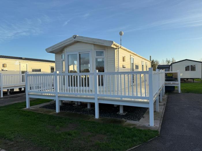 Skegness Fields 107 - Hot tub caravan, pet friendly, wifi - Meadow Lakes Caravan and Lodge Hire