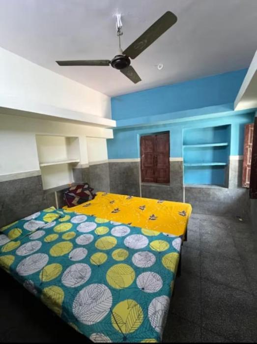 Iconic HOSTEL 01 km from Railway Station