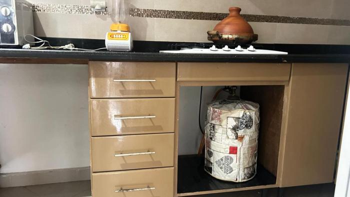 Monopolios résidence à côté de la gare une salon une chambre cuisine américain bien équipé Wi-Fi TV garage ascenseur à côté du moule cétait Center et McDonalds cest à côté de la plage