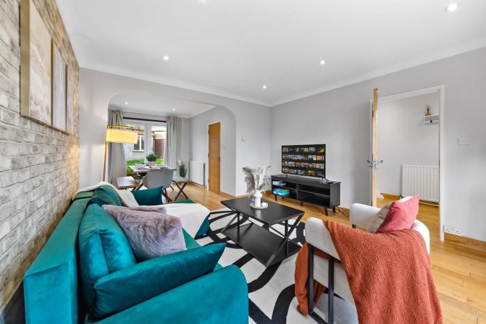 Charming3BR London Home Ideal For Workers Groups And Contractors With Private Garden & Parking