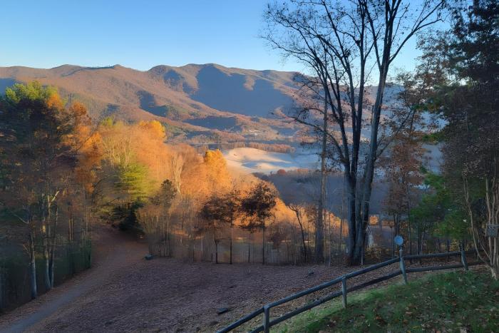 6 Mi to Chatuge Lake Spacious Cabin with Mtn Views!