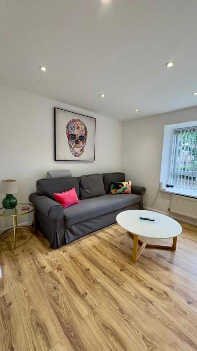 London Apartment with Three Bedrooms and Parking