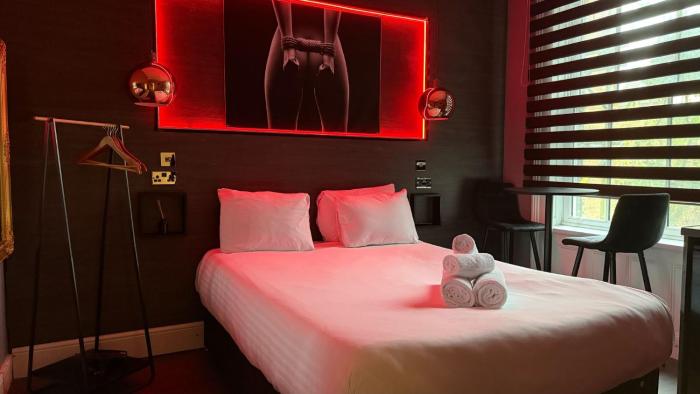 Sizzling London Studio with Jacuzzi & Private Bath