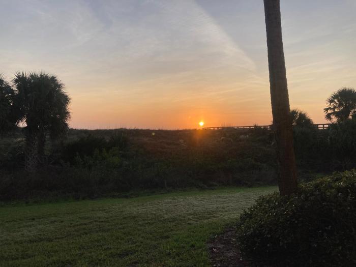 "Cool Waves Oceanfront Retreat" St Augustine Beach 2 Pools 5 Hot Tubs! On the Beach