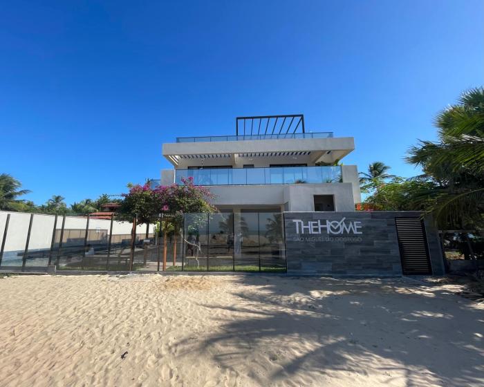 Pé na areia com piscina privativa e 3 suítes