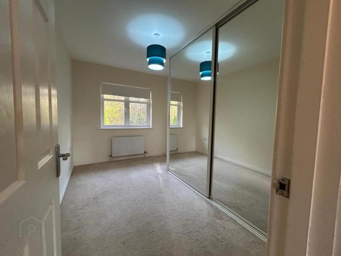 3BR House Sleeps 6 with Parking Near Ormeau Park