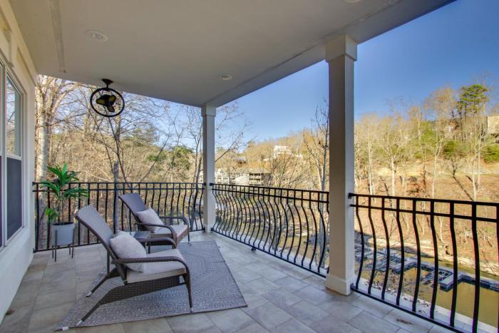 Newly Renovated Family Home on Tennessee River!