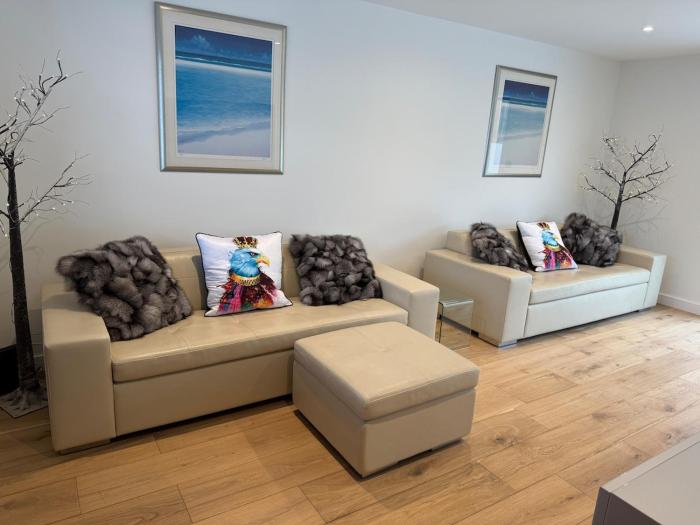 Brighton new home 2 double beds parking ev charger