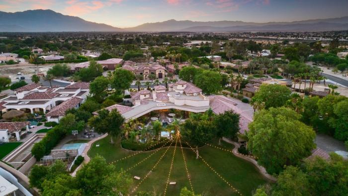 Villa Verbena by AvantStay Expansive Estate w B-ball Court PoolSpa Entertainers Yard