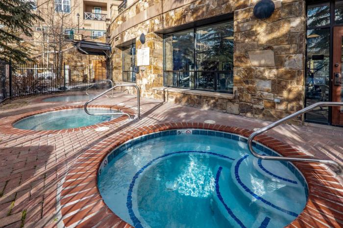 Cozy Winter Escape - 2BR & 2BA Near Snowy Trails and Downtown