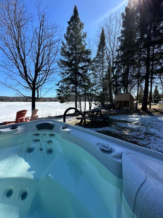 The Getaway Modern Lakefront w Hot Tub,Sauna,Wifi