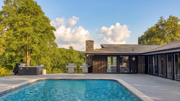 Amber Refresh by AvantStay Pool and Hot Tub