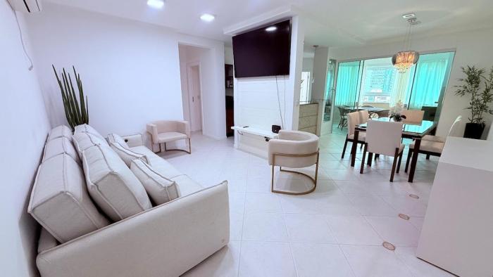 Apto 2 Quartos no Centro de Balneário Camboriú com Sacada e Churrasqueira