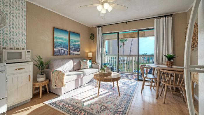 Private Balcony w Ocean View Pool Hot Tub Access Ocean Echo by AvantStay