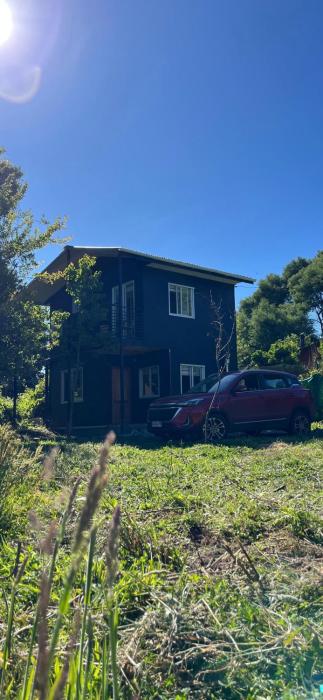 Cabaña con vista al humedal rodeada de naturaleza