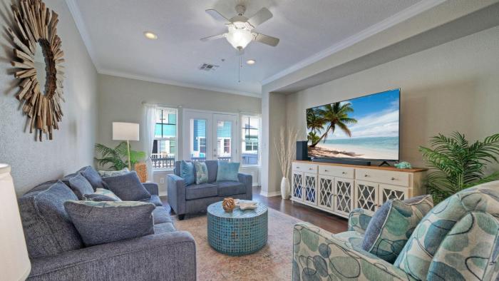 Stylish Condo w Pool Spa Access Wak to Beach Beach Breeze by AvantStay