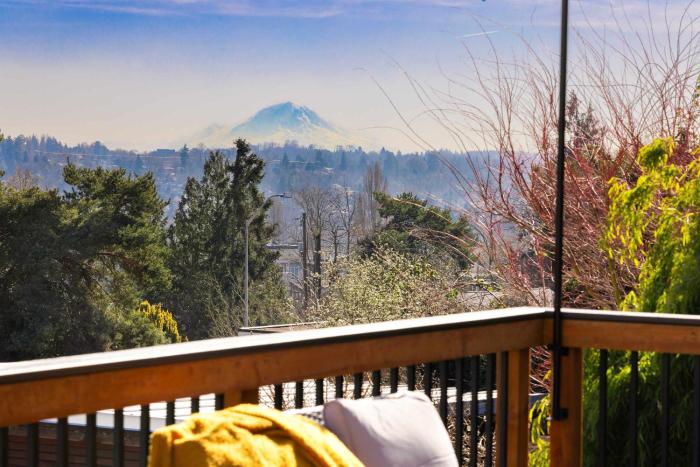 Modern 3BR Retreat w City Views 2 Living Spaces